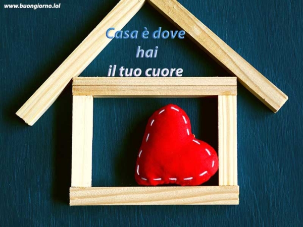 bastoncini di legno che formano una casa con dentro un cuore rosso