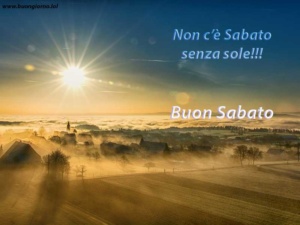 paesaggio ricoperto dalla nebbia ed illuminato dal sole